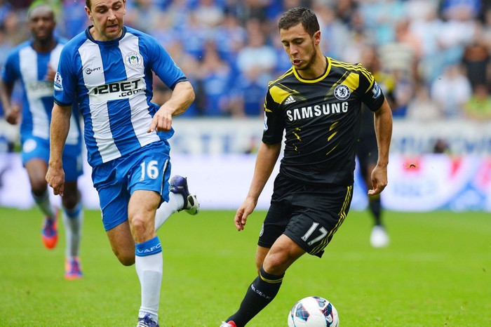 Eden Hazard thi đấu rất nổi bật và góp công lớn vào chiến thắng 2-0 của Chelsea trước Wigan Athletic khi anh có một đường chọc khe tinh tế cho Ivanovic ghi bàn và tạo ra quả phạt đền cho Lampard ấn định chiến thắng cho The Blues.